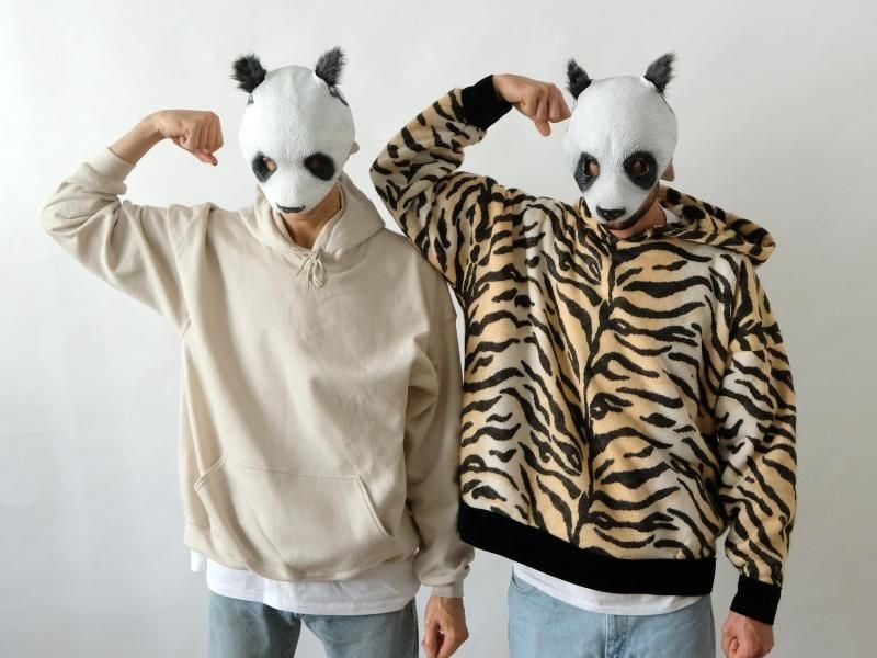 Der Rapper Cro (r) neben einer Wachsfigur nach seinem Vorbild. Foto: Bernd Weissbrod