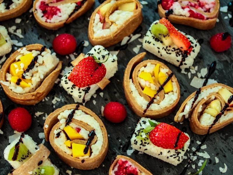 Sieht aus wie Sushi, ist aber sonnengereiftes Obst - eingepackt in Kokos-Milchreis und umwickelt von luftigem Crêpeteig. Foto: Aileen Kapitza/www.minzgruen.com
