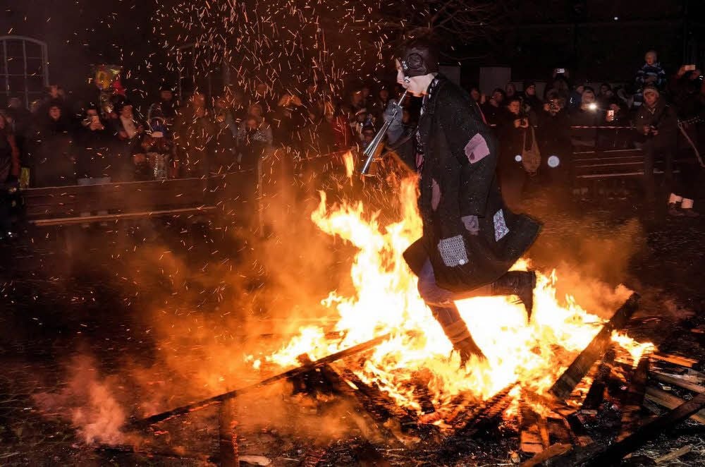Ab durchs Feuer auf dem Bäckerplatz.