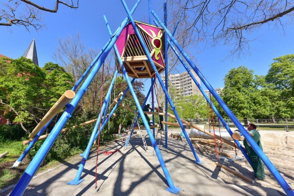 Das neue Spielgerät für den Stadtpark-Spielplatz ist montiert - und muss nun an den richtigen Platz.