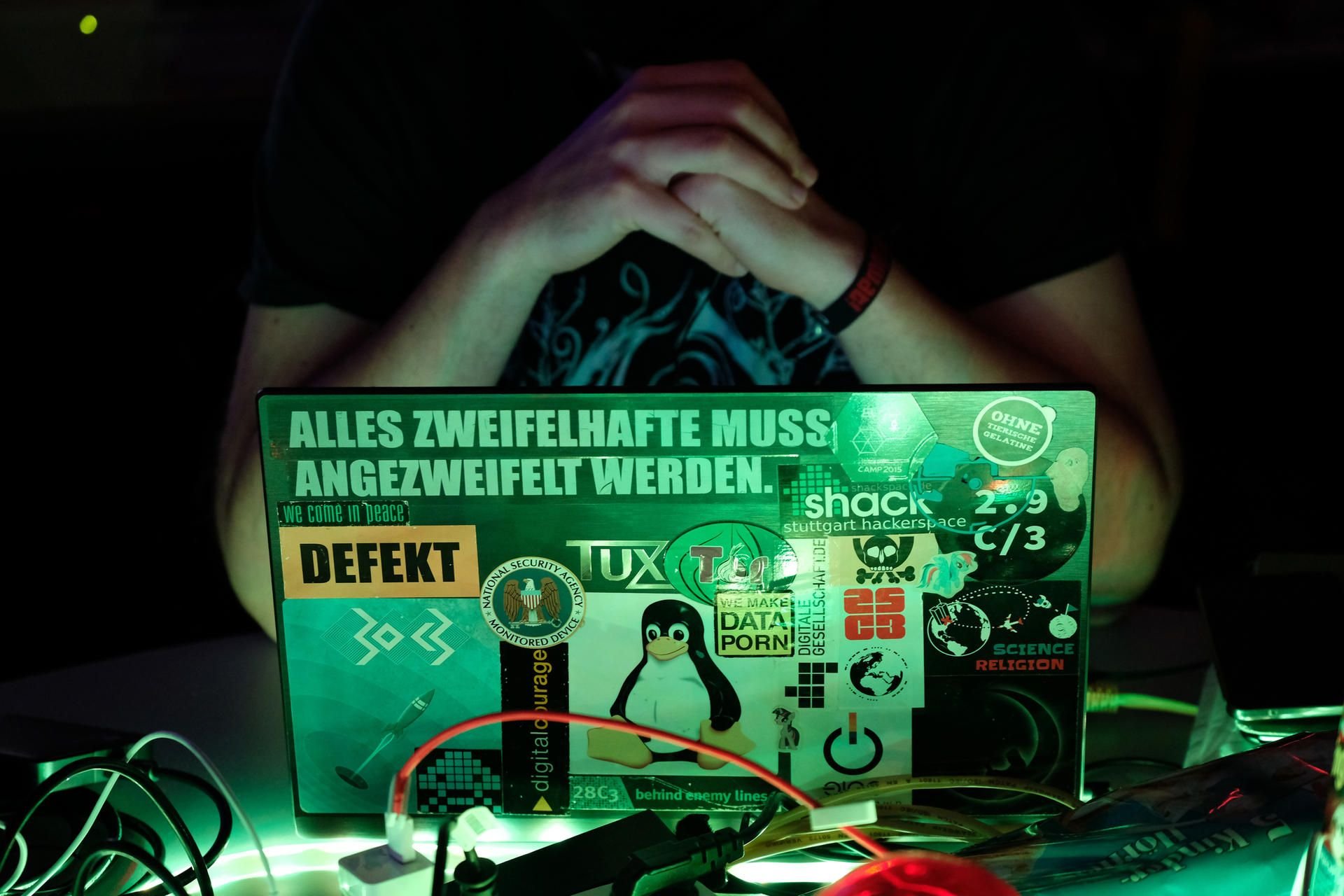 Ein Teilnehmer des 34. Chaos Communication Congress (34c3) sitzt auf der Messe in Leipzig (Sachsen) an seinem Laptop.