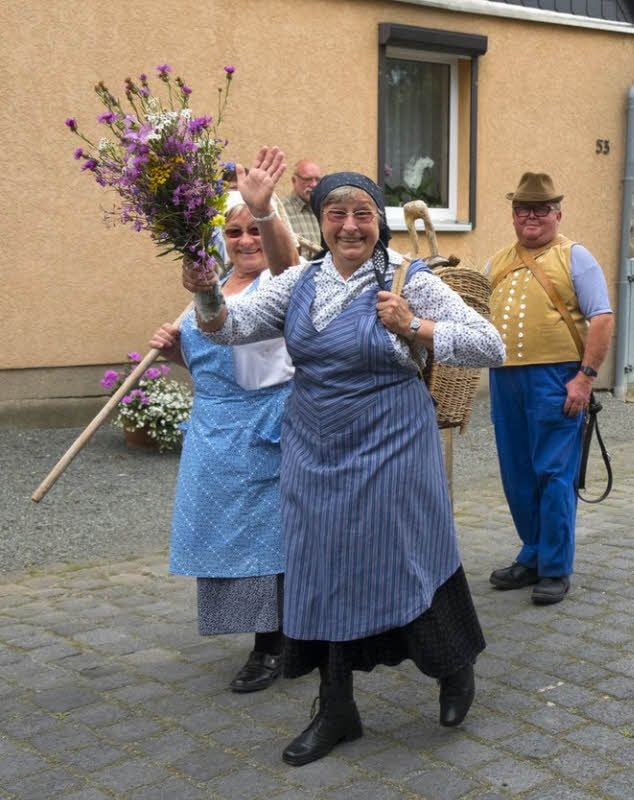 Die Landfrauen ziehen durchs Dorf.