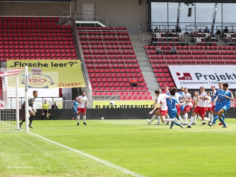 Der SSV Jahn Regensburg spielt gegen Holstein Kiel. Foto: Alexander Hassenstein/Getty/POOL/dpa