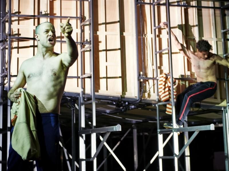 Harte Jungs: Die Schauspieler Daniel Nerlich (l) und Nicola Fritzen in „Hool”. Foto: Katrin Ribbe/Schauspiel Hannover