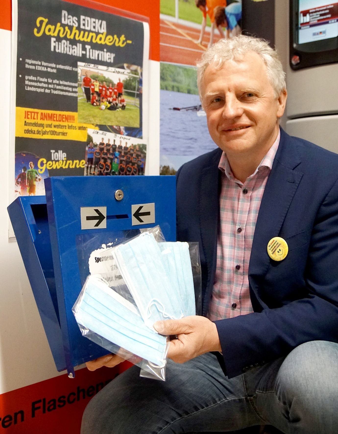 Heiko Grunert hat sich über die geplünderte Pfandspenden-Box geärgert. Nun will er mit dem Verkauf von Mundschutz-Masken die entfallenen Spenden auffüllen.