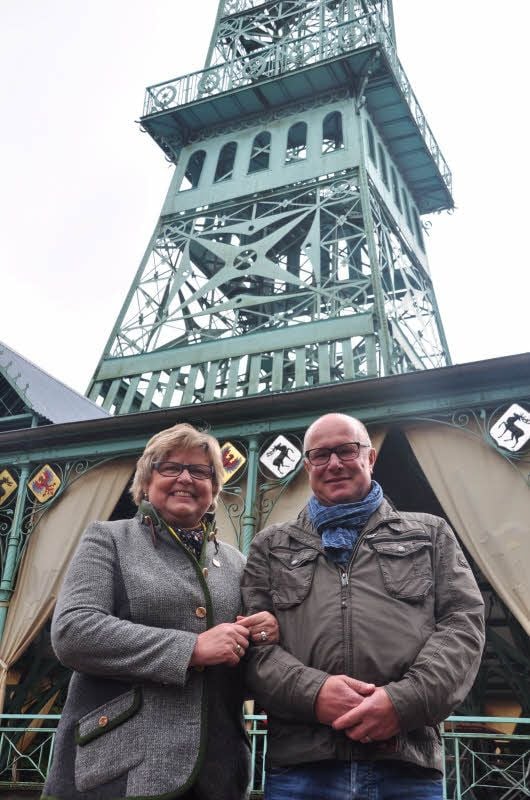 Die stellvertretende Bürgermeisterin Karina Wahlen (links) aus dem Rheinland und Ortsbürgermeister Frank Siewering aus dem Harz vor dem Josephskreuz