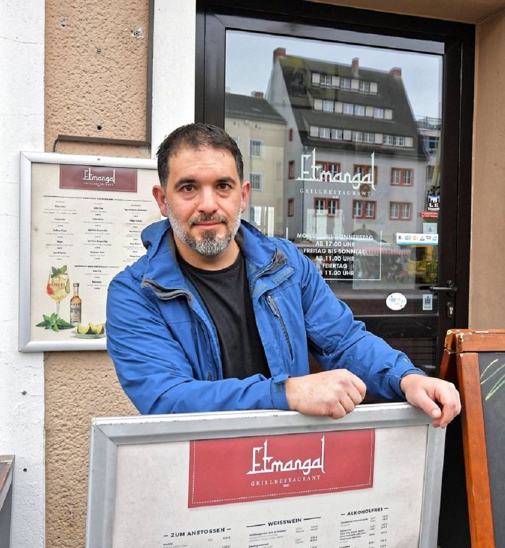 Neben Rathaus und Pfeiferhäuschen empfängt Görcan Gönen seine Gäste.