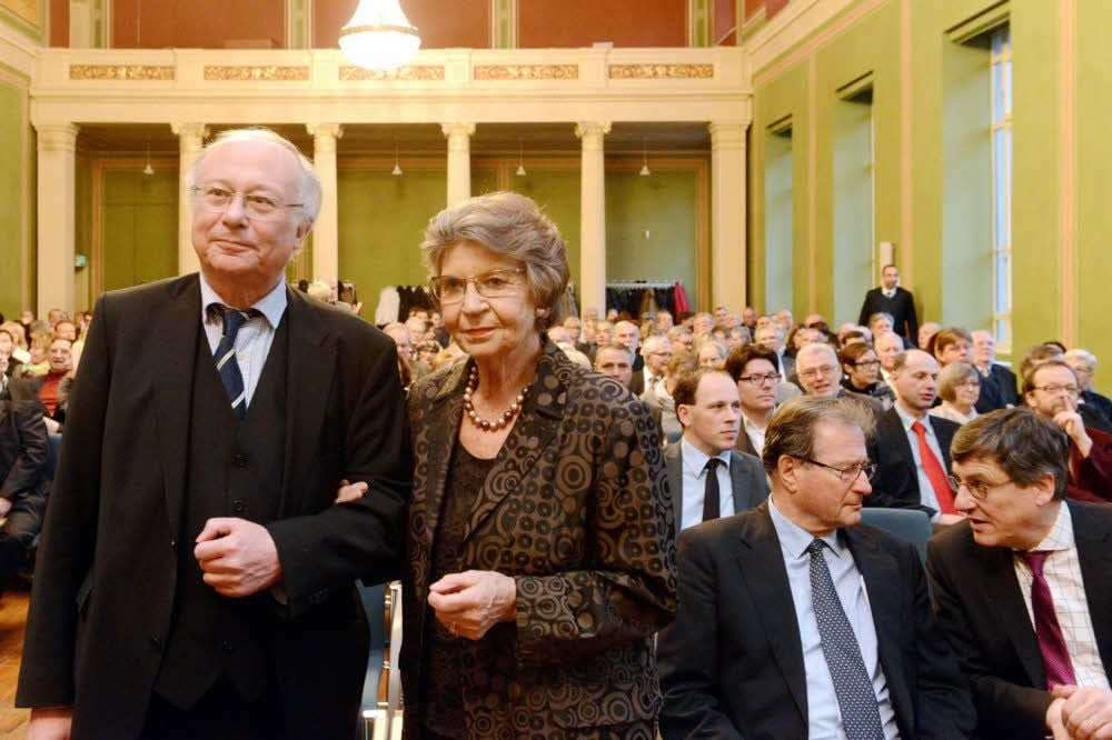 Genscher-Kopf im Universitätsbesitz, die Witwe Barbara Genscher mit Rektor Udo Sträter.