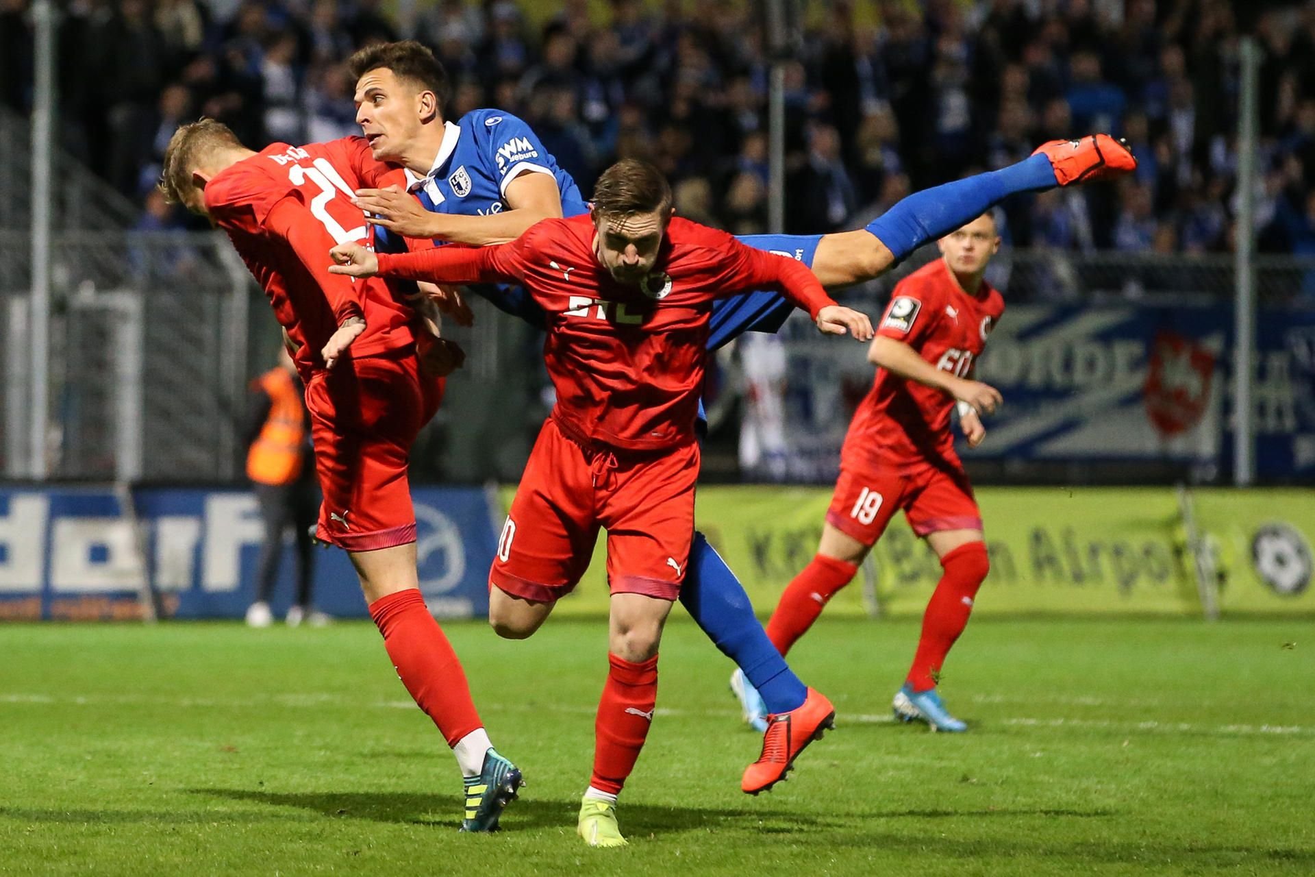 Szene aus dem Hinspiel zwischen Viktoria Köln und dem 1. FC Magdeburg.