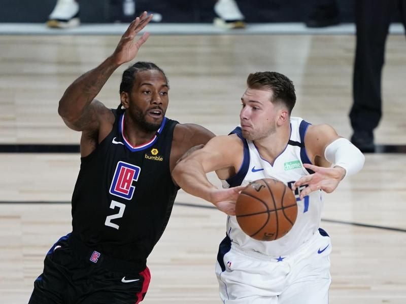 Luka Doncic (r) führte die Dallas Mavericks zum Sieg gegen die Los Angeles Clippers. Foto: Ashley Landis/Pool AP/dpa