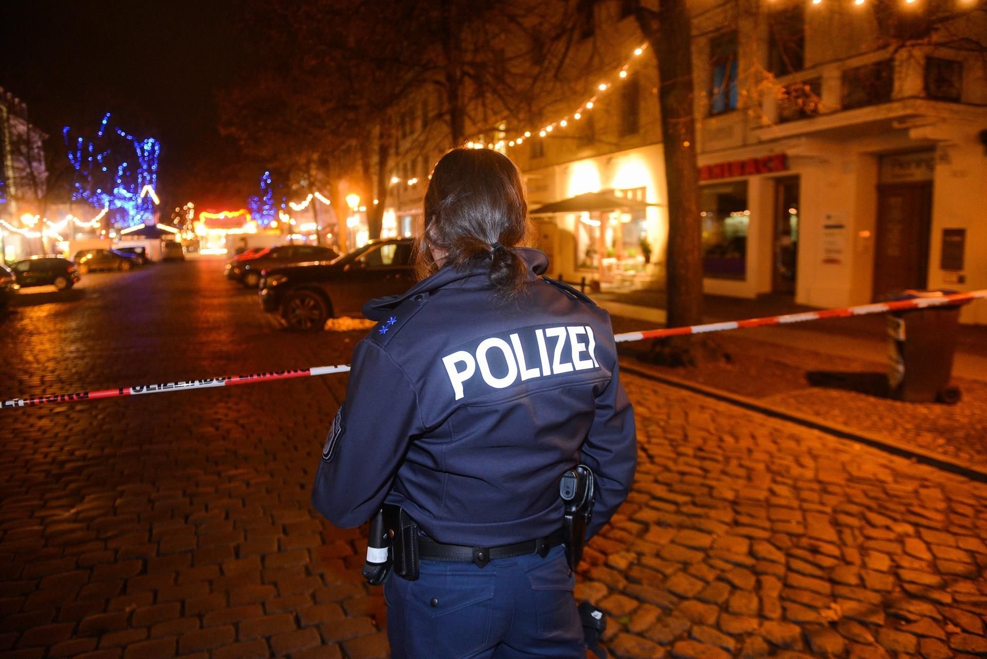 Eine Polizistin sperrt am 01.12.2017 eine Straße um einen Weihnachtsmarkt in der Innenstadt von Potsdam ab (Archivbild).