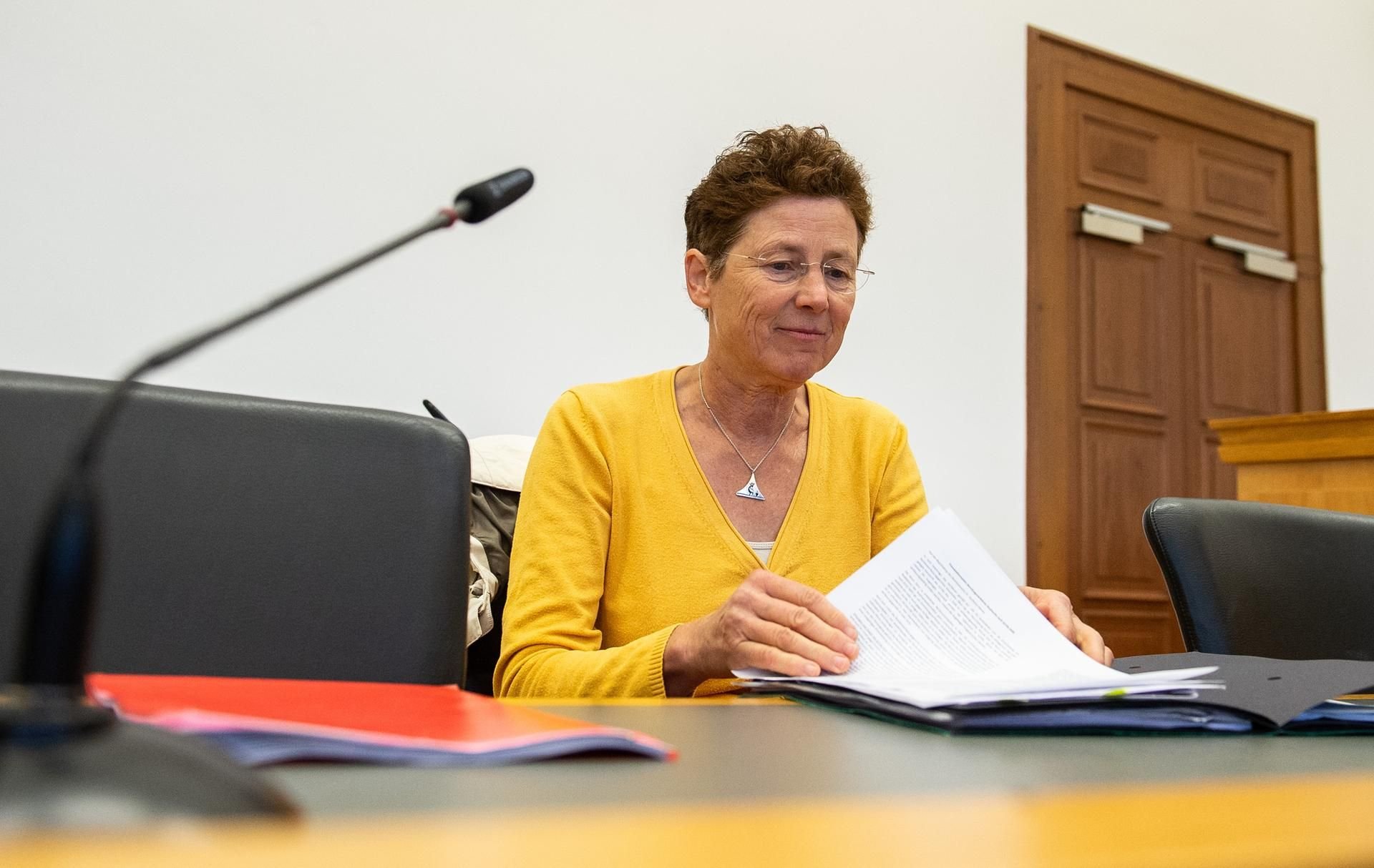 Ärztin Kristina Hänel sitzt im Gerichtssaal.