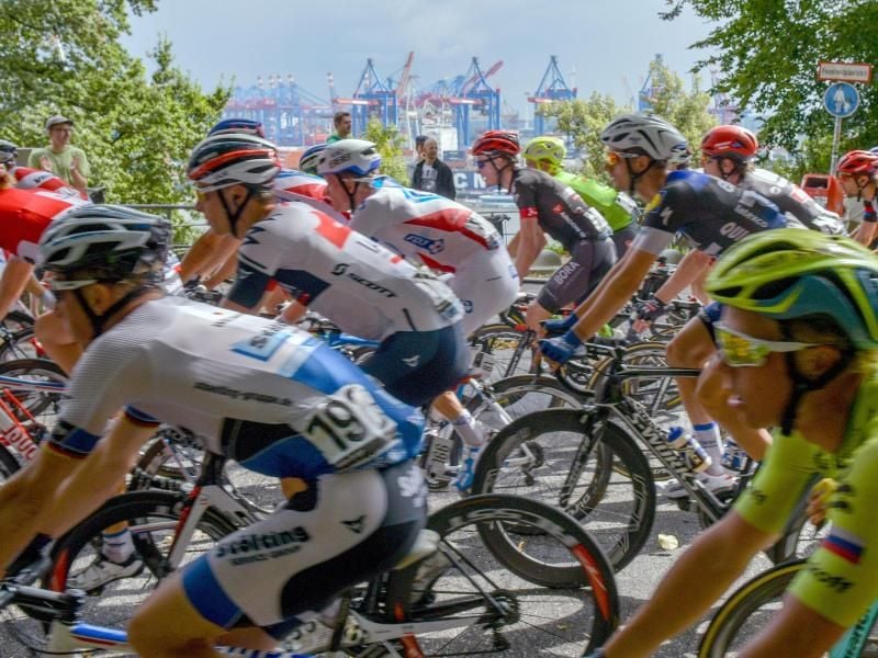 Radsport, UCI WorldTour - Cyclassics, Rennen, Männer. Das Feld der Profi-Fahrer fährt durch den Hamburger Stadtteil Blankenese. Foto: Axel Heimken/Archiv