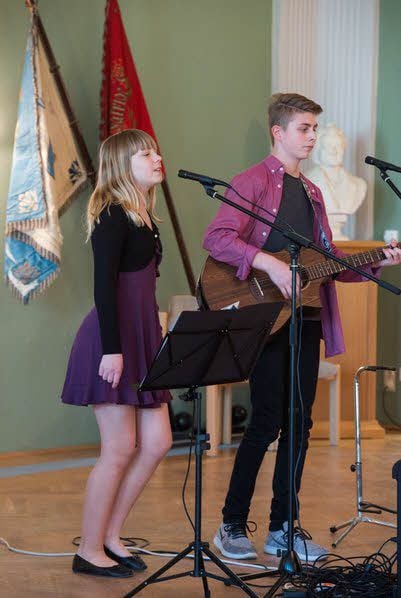 Stimmgewaltig im Rahmenprogramm: Lili Schulze und Julius Poltmann.