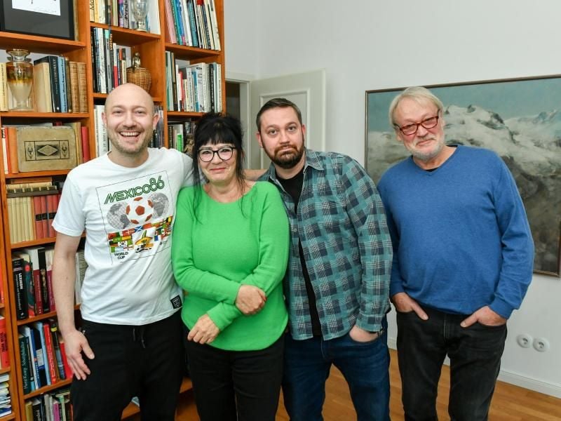 Paul Kalkbrenner (l-r) mit Mutter Carla, Bruder Fritz und Vater Jörn. Foto: Jens Kalaene/dpa-Zentralbild/dpa