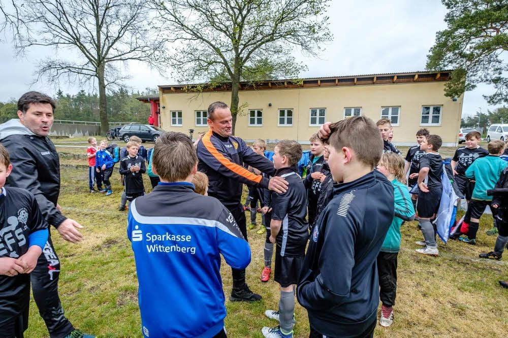 Armin Eck (Mi.) kümmert sich persönlich um die Kinder.