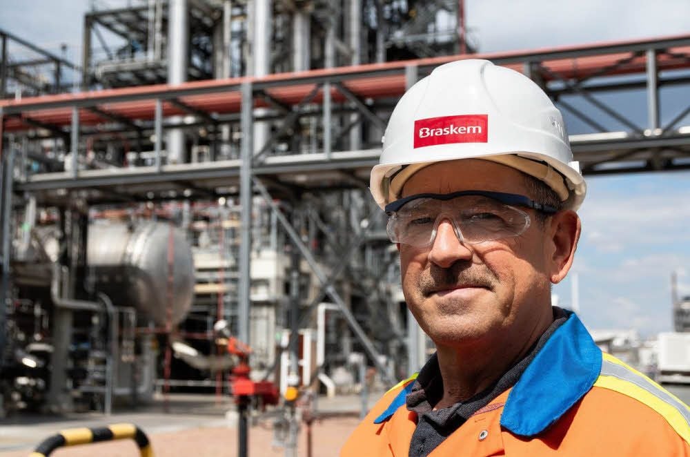 Hans-Jürgen Buchmann steht vor der Polypropylen-Anlage von Braskem im Chemiepark in Schkopau.
