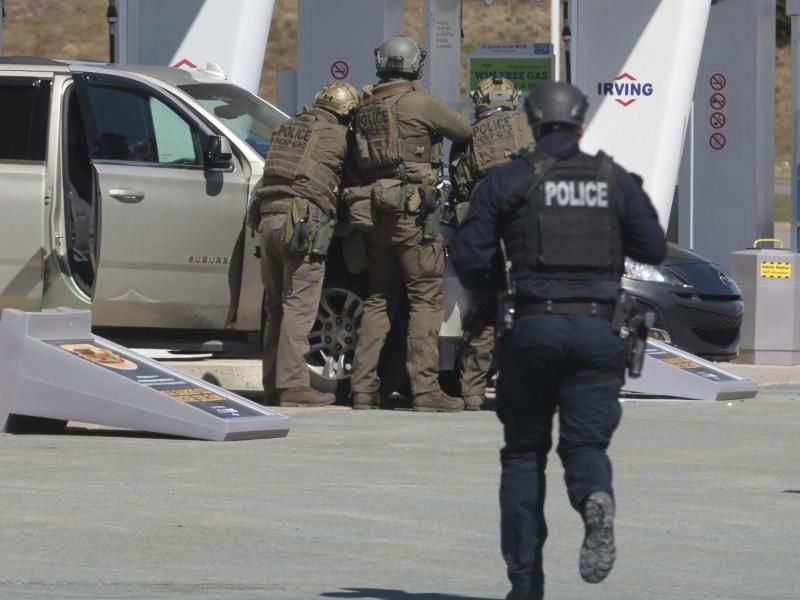 Beamte der kanadischen Polizei kurz vor der Tötung des Tatverdächtigen. Foto: Tim Krochak/The Canadian Press/dpa