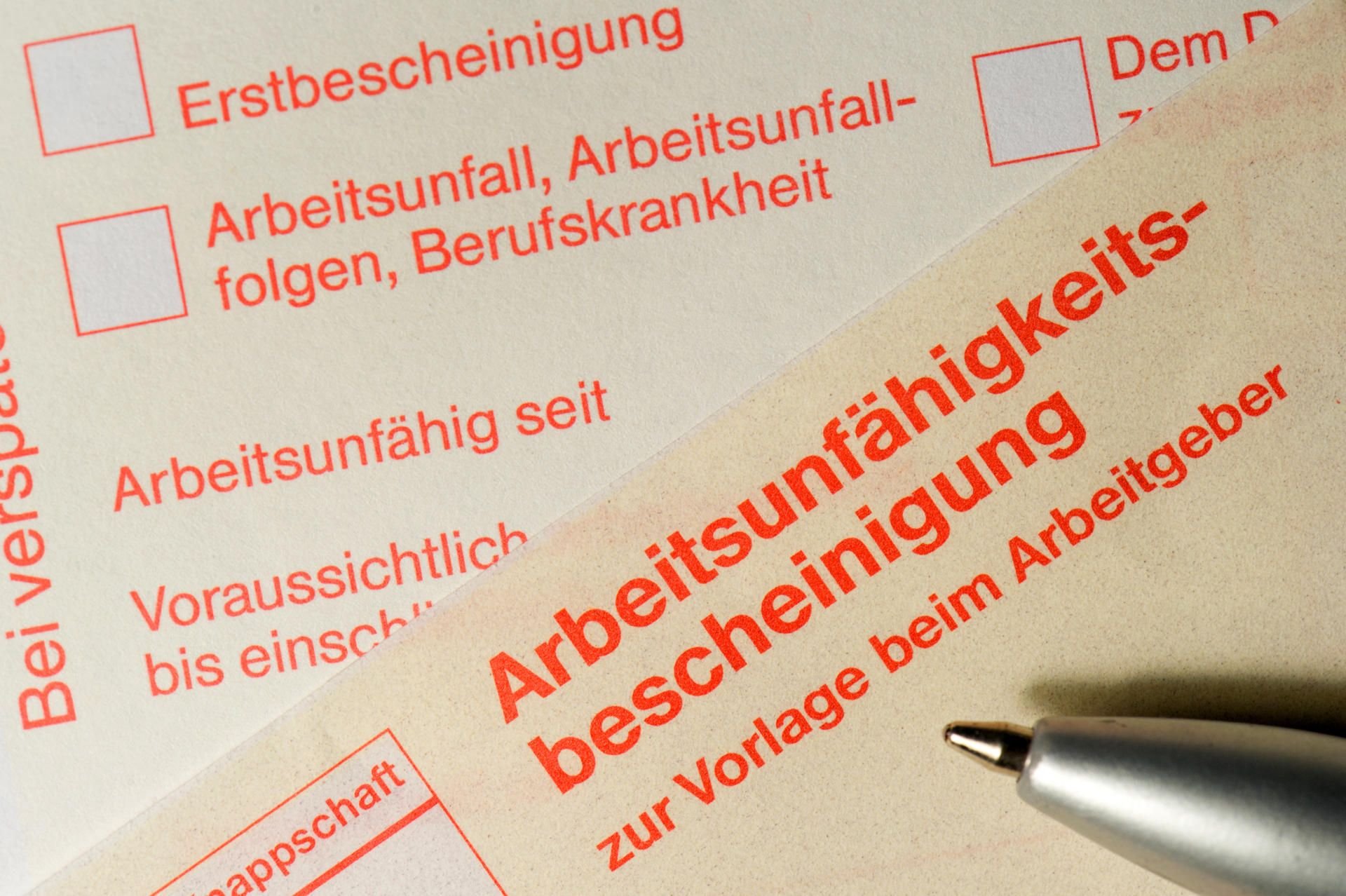 Eine Arbeitsunfähigkeitsbescheinigung zur Vorlage beim Arbeitgeber. (Symbolbild)