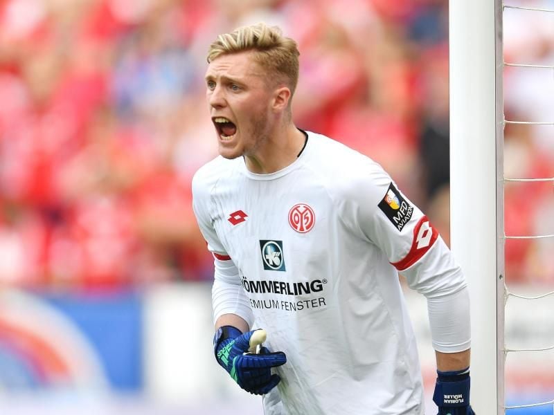 Der Mainzer Torwart Florian Müller fällt vorerst mit einer Innenbandverletzung aus. Foto: Torsten Silz