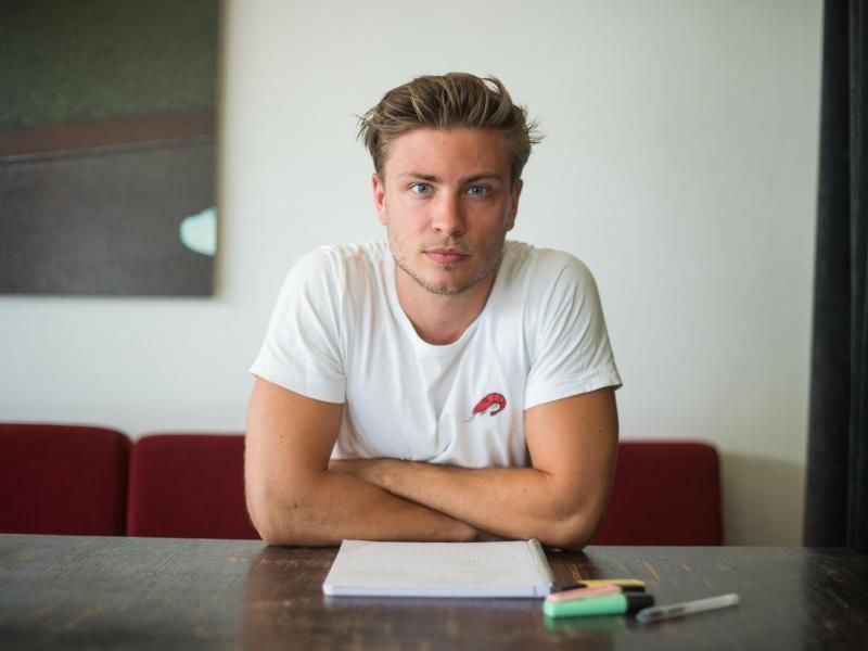 Jannik Schümann büffelt nebenher fürs Studium. Foto: Arne Immanuel Bänsch