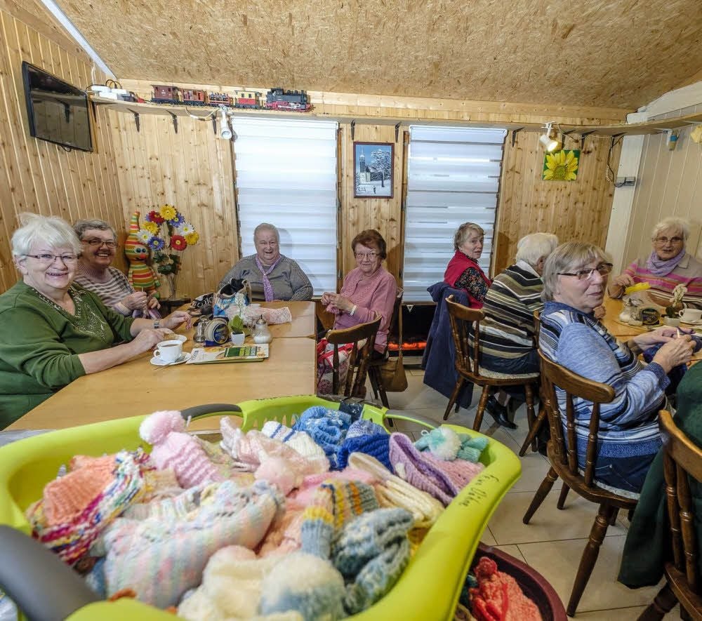Diese Frauen in Wittenberg stricken (oder häkeln) für den guten Zweck und das schon seit Jahren. Aktuell sind 350 Schuhchen und 313 Mützchen für die Neugeborenen des Paul Gerhardt Stifts entstanden.