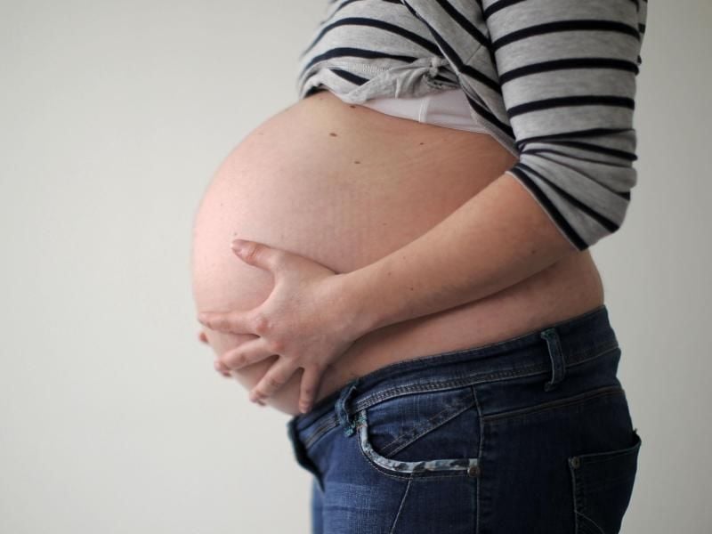 Ein harter Bauch ist erst dann Grund zur Sorge, wenn Schwangere beim Zusammenziehen Schmerzen haben. Foto: Fredrik von Erichsen