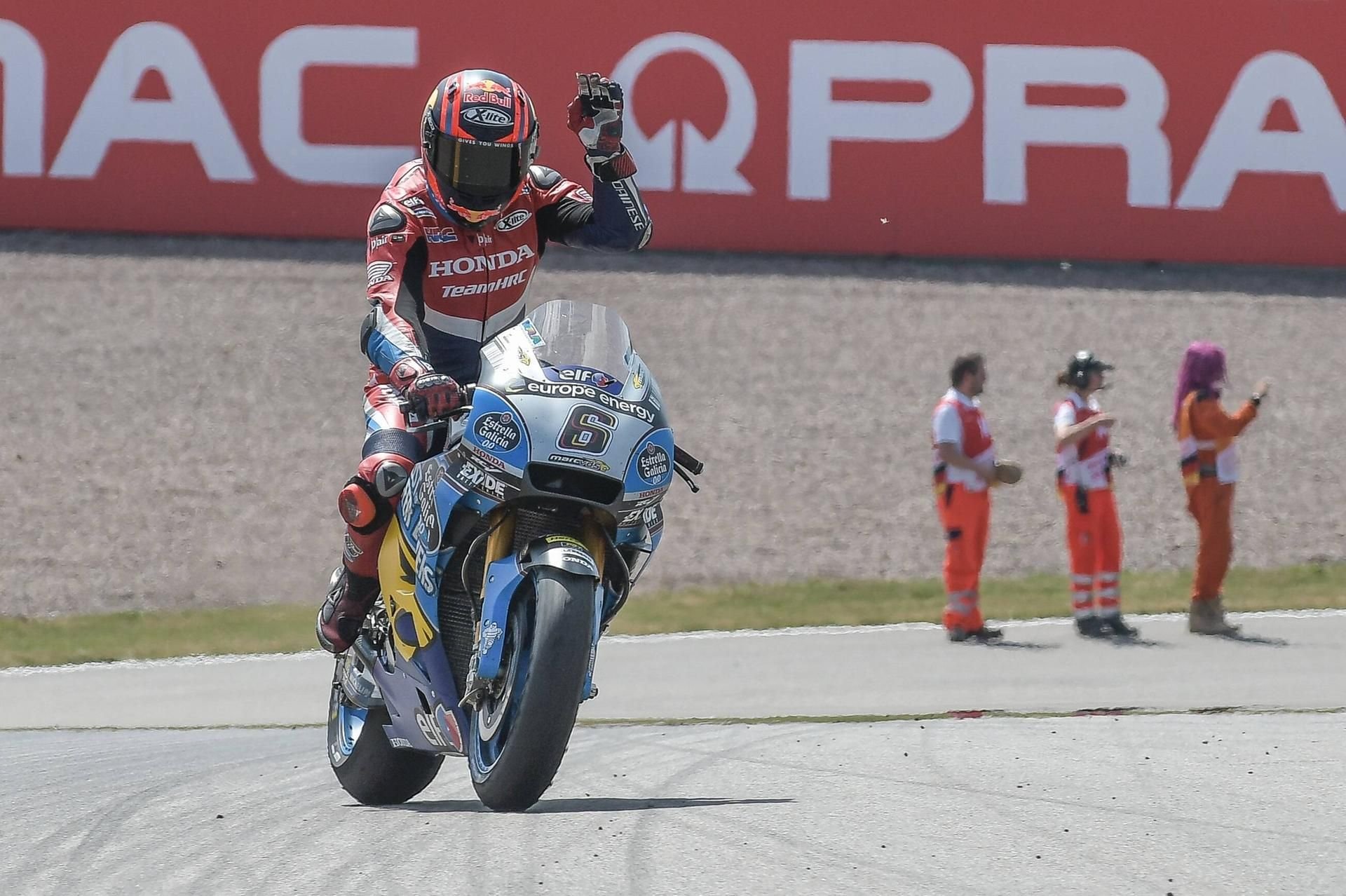 Honda-Pilot Stefan Bradl winkt den Fans am Sachsenring nach dem Rennen 2018.
