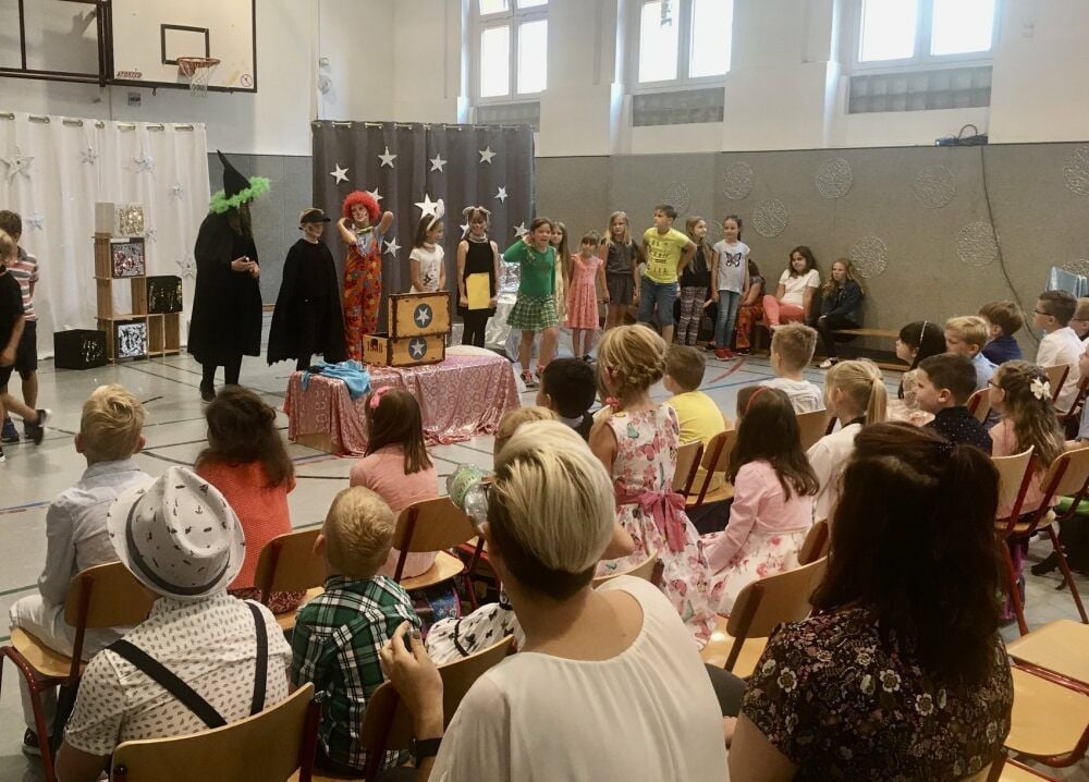 Einschulung im Jahr 2019 in der Naumannschule - damals noch mit einem durch ältere Schüler präsentierten Programm und vielen Besuchern in der Turnhalle der Schule. In diesem Jahr ist durch Corona vieles anderes.
