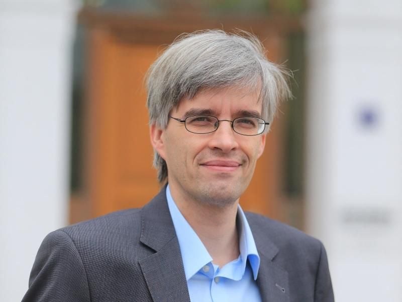 Olaf Meister steht vor dem Landtagsgebäude in Magdeburg. Foto: Jens Wolf/Archiv
