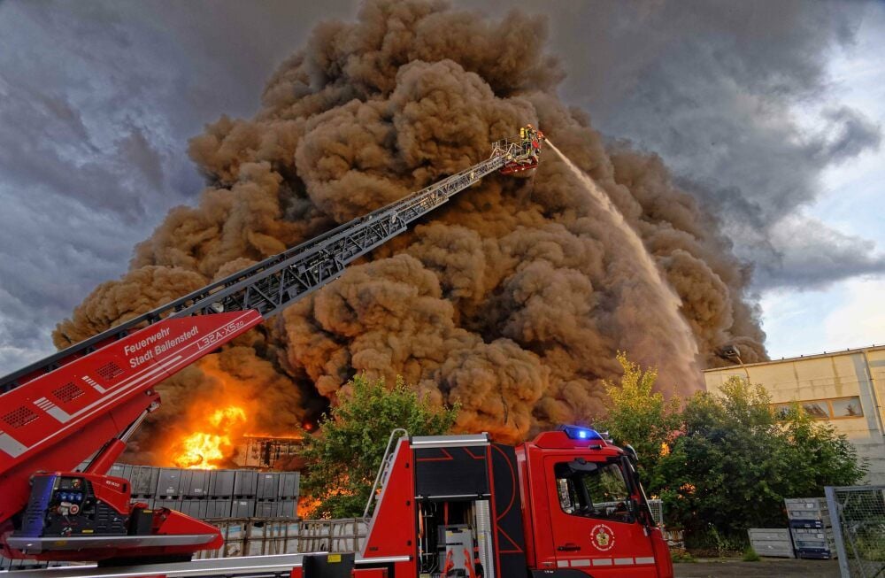Die Feuerwehr kämpft mit mehreren Drehleitern gegen den Großbrand in Ballenstedt.