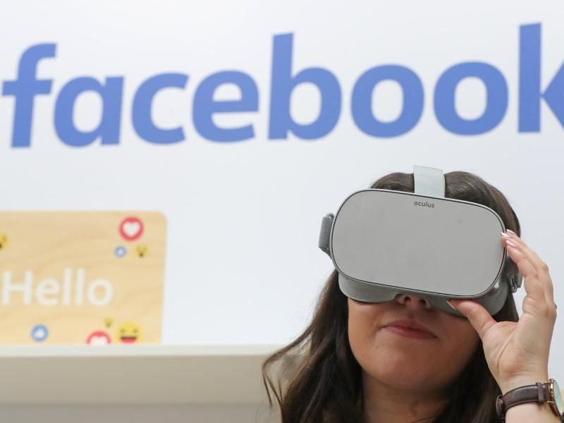 Die Anmeldung über den Facebook-Account soll helfen, populäre Funktionen des Online-Netzwerks auch auf Oculus-Brillen zu integrieren. Foto: Niall Carson/PA Wire/dpa