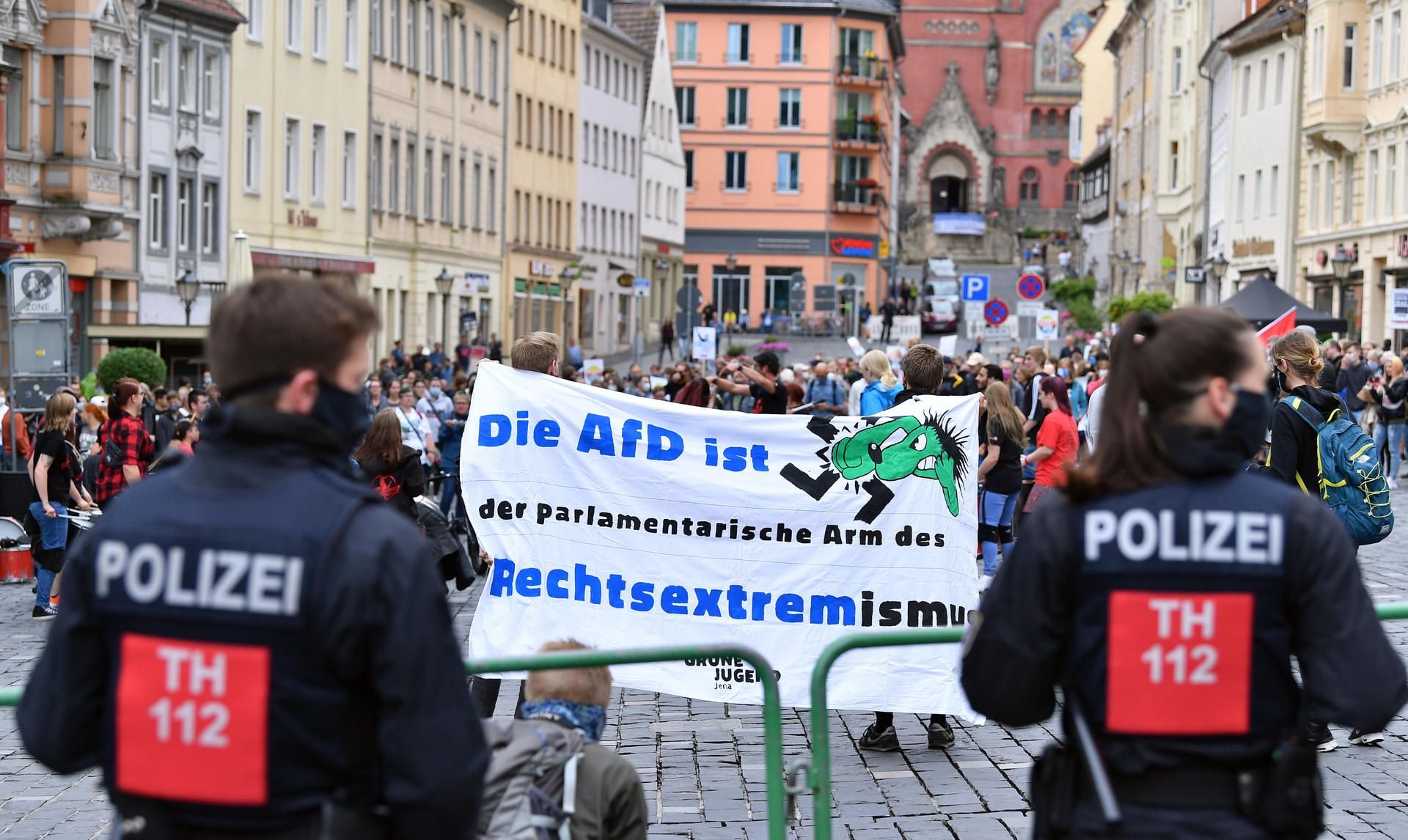 Altenburg: «Die AfD ist der parlamentarische Arm des Rechtsextremismus» steht auf einem Transparent bei der Protestaktionen gegen die geplante AfD-Kundgebung auf dem Markt.