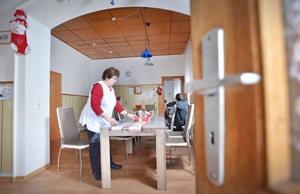 Ein Bild aus besseren Tagen: In der Wärmestube wird alles für die Gäste vorbereitet.