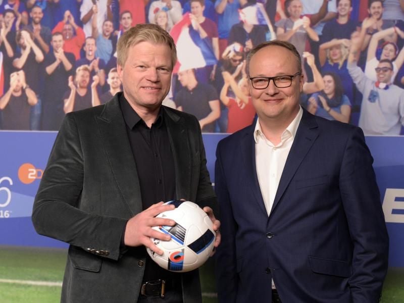 Das ZDF-Kommentatorenteam Oliver Welke (r) und Oliver Kahn 2016 in Berlin. Foto: Rainer Jensen