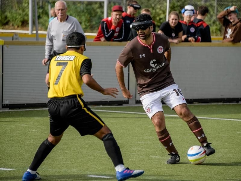 Blindenfußballer Serdal Celebi (r) vom FC St. Pauli erzielte das „Tor des Monats”. Foto: Axel Heimken