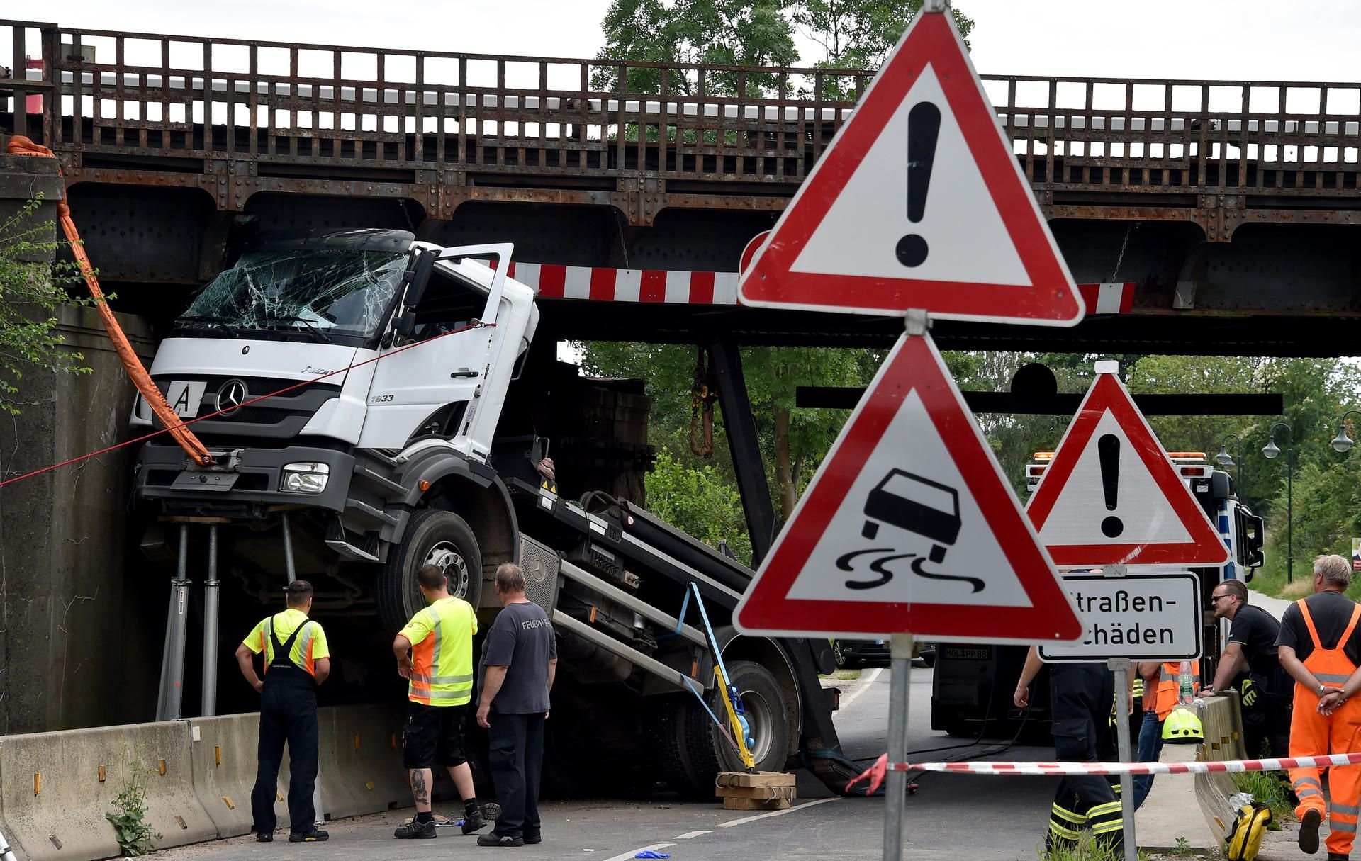 Ein Lastwagen steckt unter einer S-Bahnbrücke auf der Zepernicker Chaussee in Bernau (Brandenburg) fest. Bei dem Unfall wurde der Fahrer des LKW verletzt.