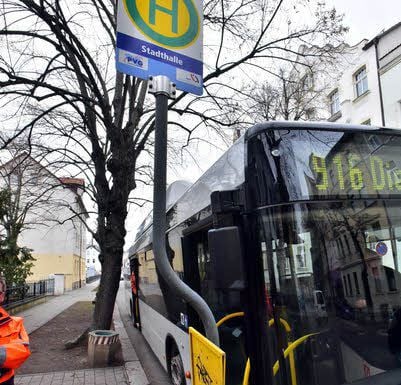 Nicht immer kann der Bus dicht heranfahren - Bäume verhindern das.