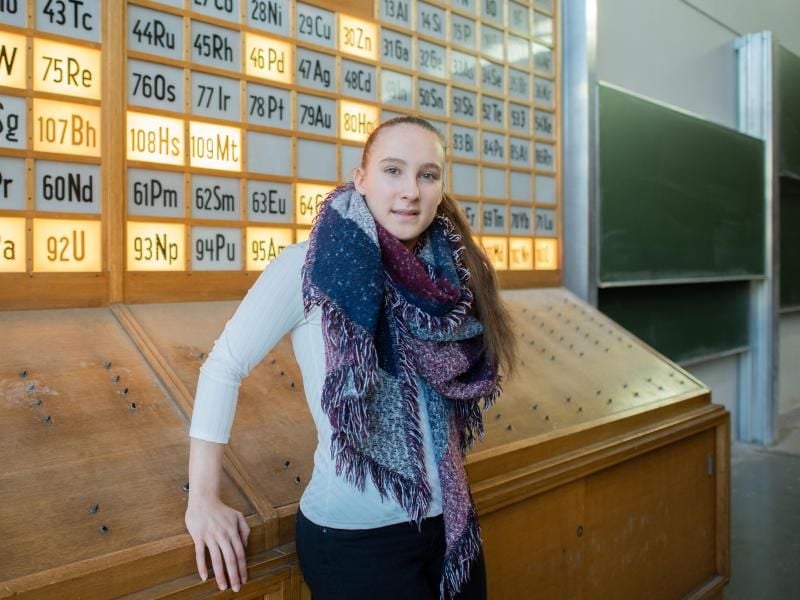 Mandy Hoffmann sitzt in einem Chemie-Hörsaal der Technischen Universität TU Braunschweig. Foto: Julian Stratenschulte/dpa