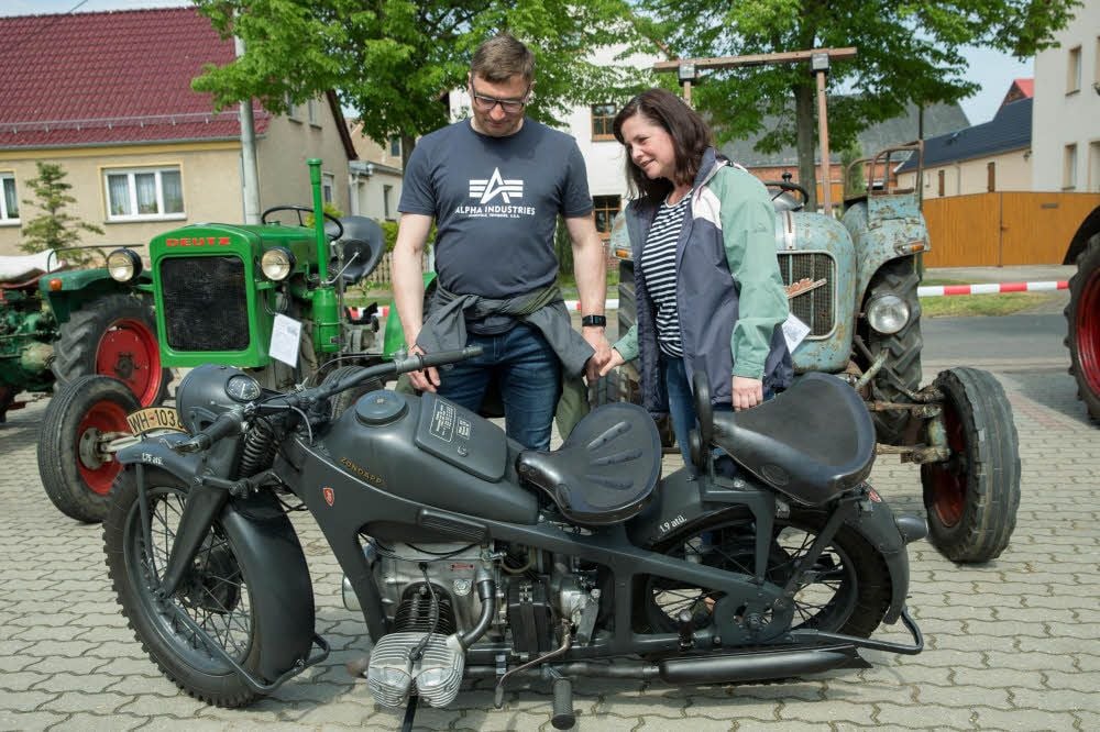 Maschinen wie diese Zündapp sind selten zu sehen, weshalb Besucher des Hoffestes in Rade sie ausgiebig bestaunten.