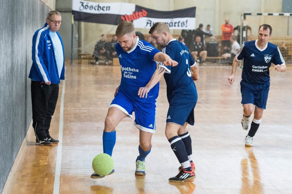 Der Bad Kösener Toni Brehme (am Ball) in Freyburg im Spiel gegen den späteren Turniersieger Blau-Weiß Bottendorf.