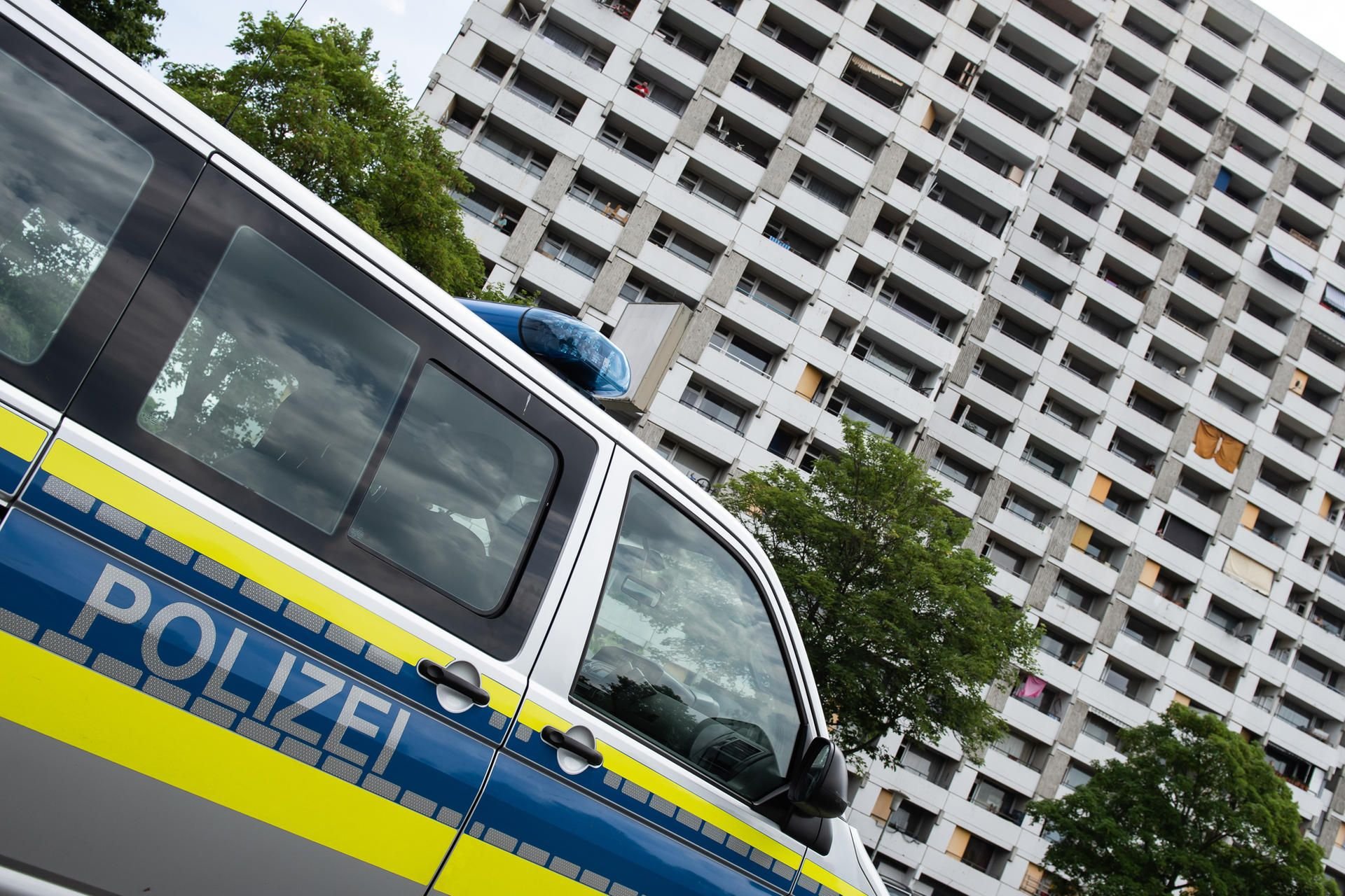 Ein Einsatzfahrzeug der Polizei steht vor dem Iduna-Zentrum in Göttingen.