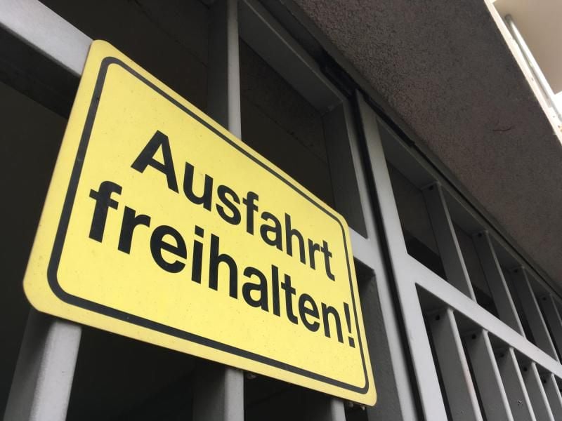 Klare Ansage! Rechtlich gesehen ist so ein Schild nur ein zusätzlicher Hinweis. Denn es gilt: Ausfahrten müssen immer frei gehalten werden. Foto: Andrea Warnecke