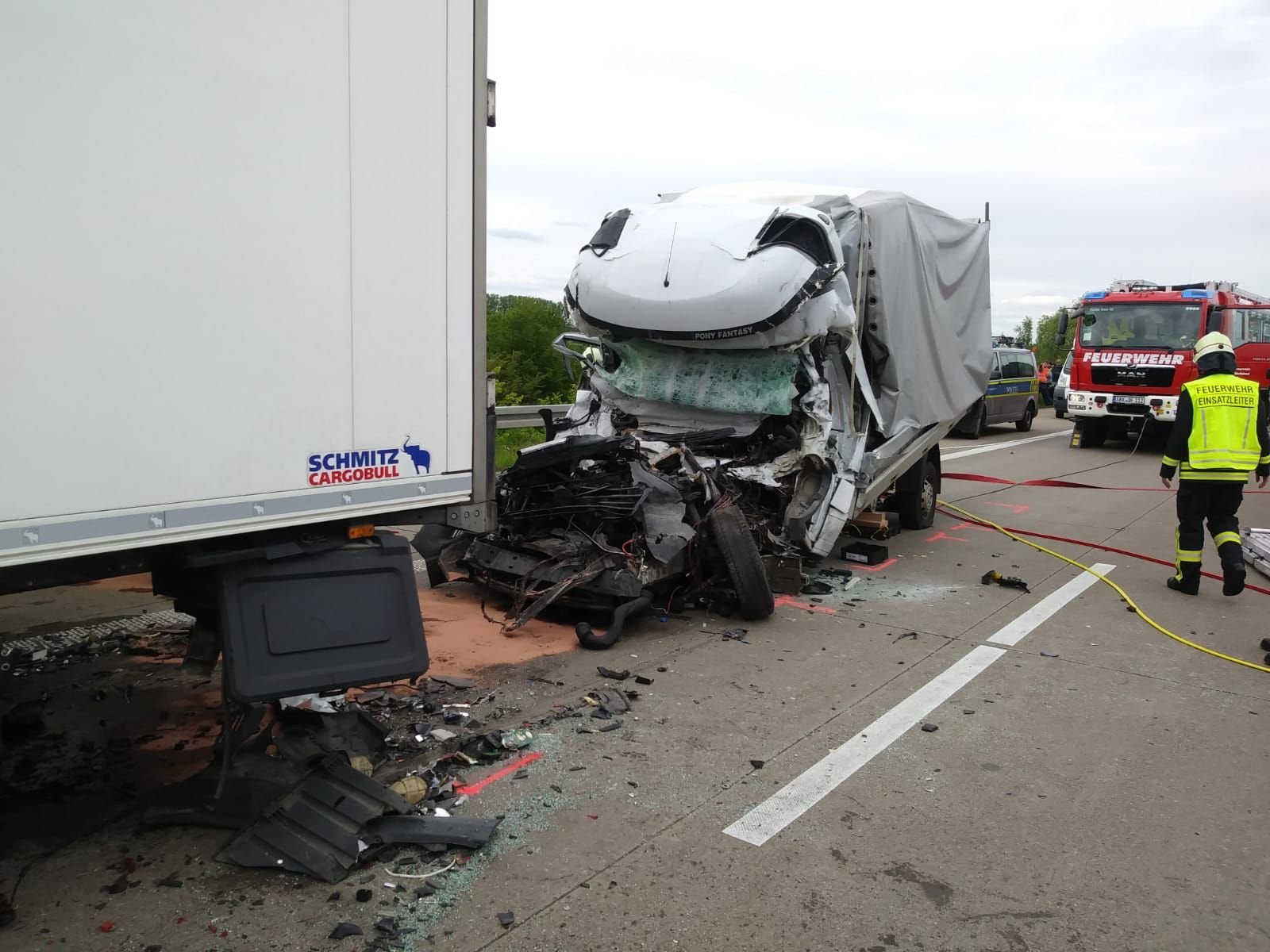 Feuerwehrleute aus Welsleben, Biere und Eickendorf konnten den Fahrer des Transporters nur noch tot aus dem Fahrerhaus bergen.