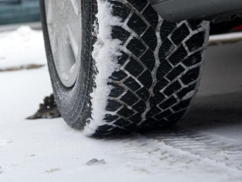 Druck hilft: Auf schmalen Winterreifen lastet mehr Gewicht - sie drücken daher auch mehr Schnee beiseite. Foto: Andrea Warnecke/dpa-tmn