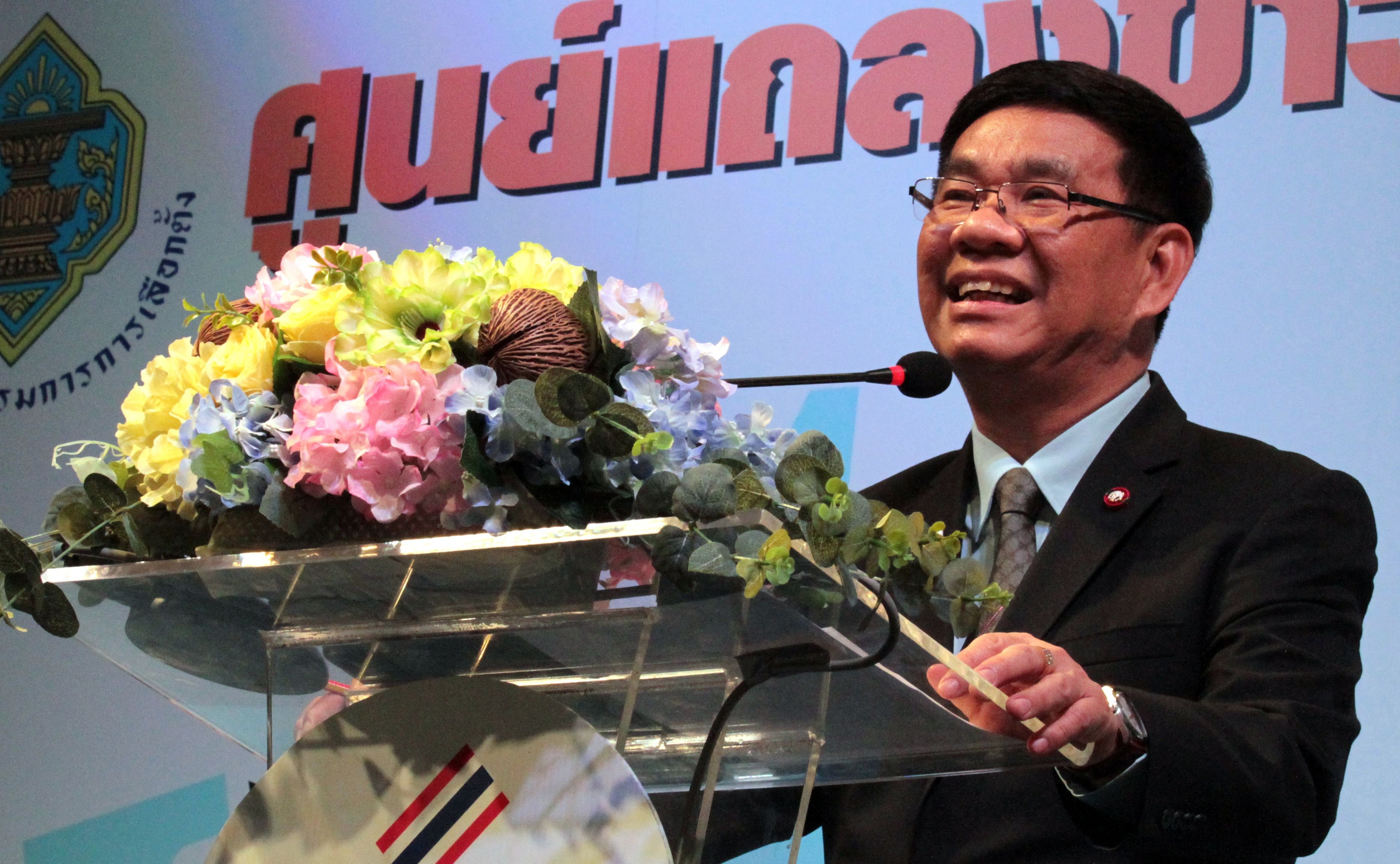 Wahlleiter Somchai Srisutthiyakorn verkündete die überwältigende Mehrheit für den Verfassungsentwurf.