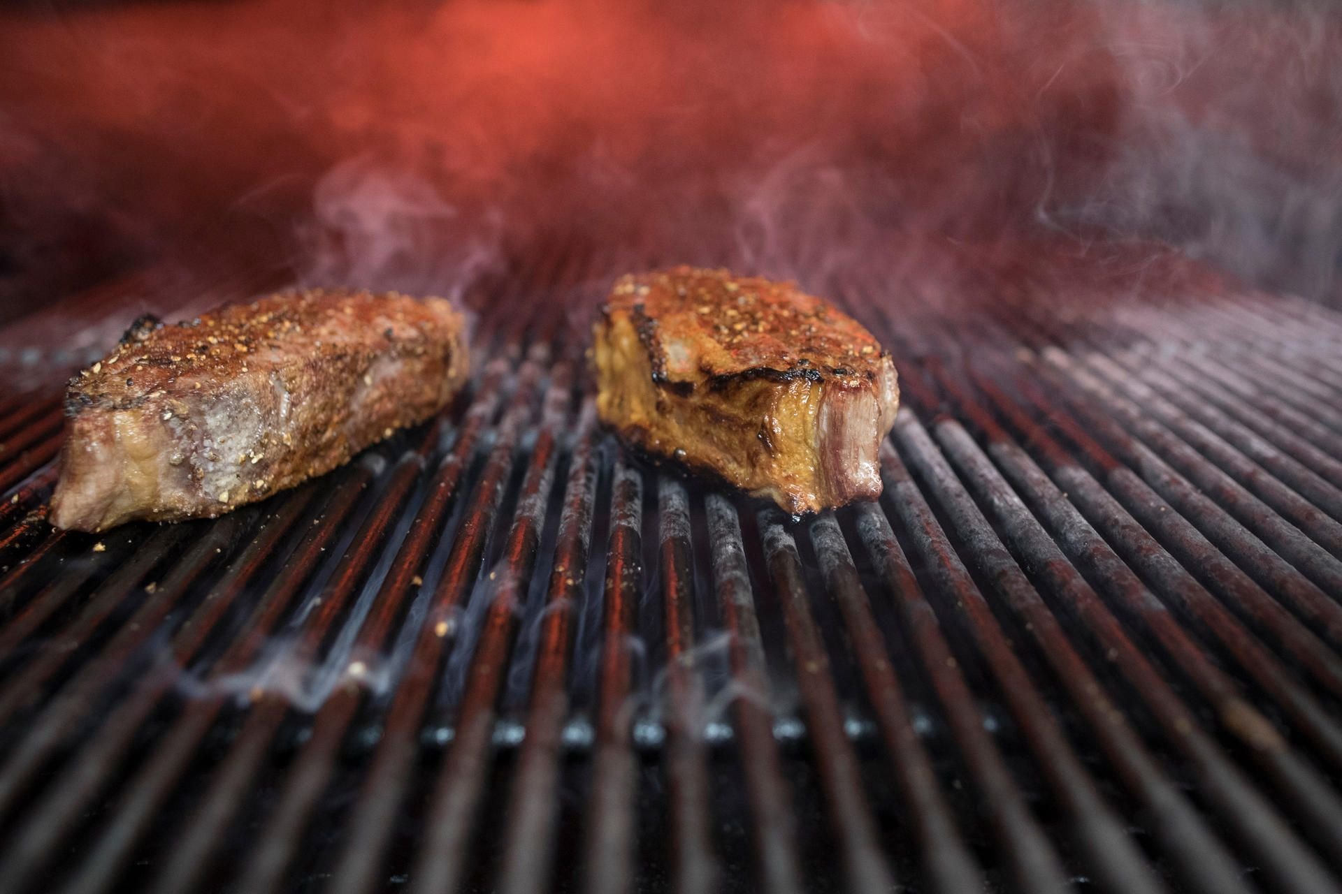 Steaks auf dem Grill (Symbolbild)