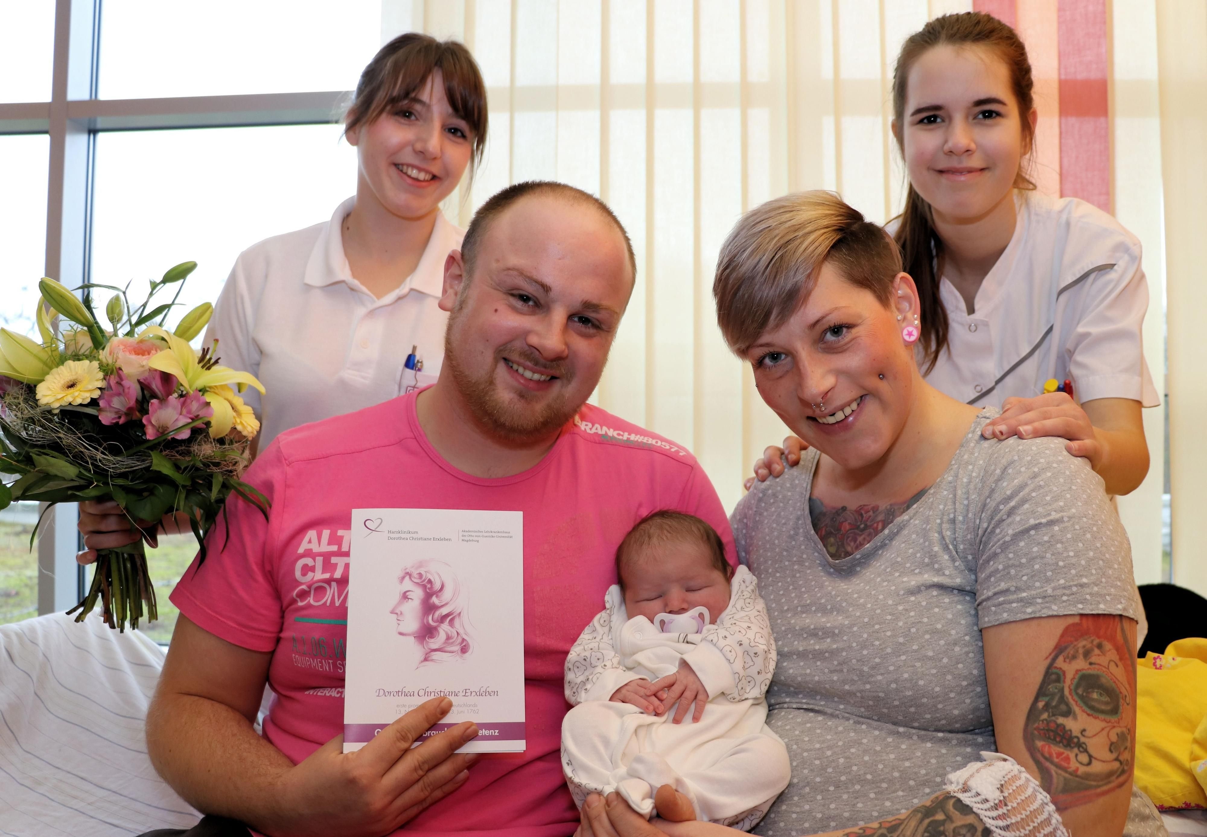 Franziska Stuhr und Tim Motzek mit ihrer Tochter Tessa. Glückwünsche erhielt das Paar aus Hoym im Salzlandkreis von Ärztin Isabell Blum und Gesundheits- und Krankenpflegeschülerin Felicitas Goßlau (hinten rechts).