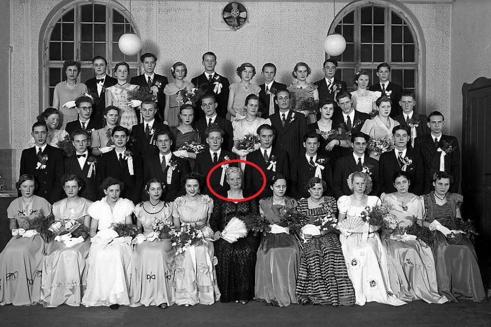 Das ist eines der obligatorischen Fotos zum Abschlussball in der Tanzschule Beck. Dieses entstand im Jahr 1952. Ellba Beck sitzt in der ersten Reihe in der Mitte.