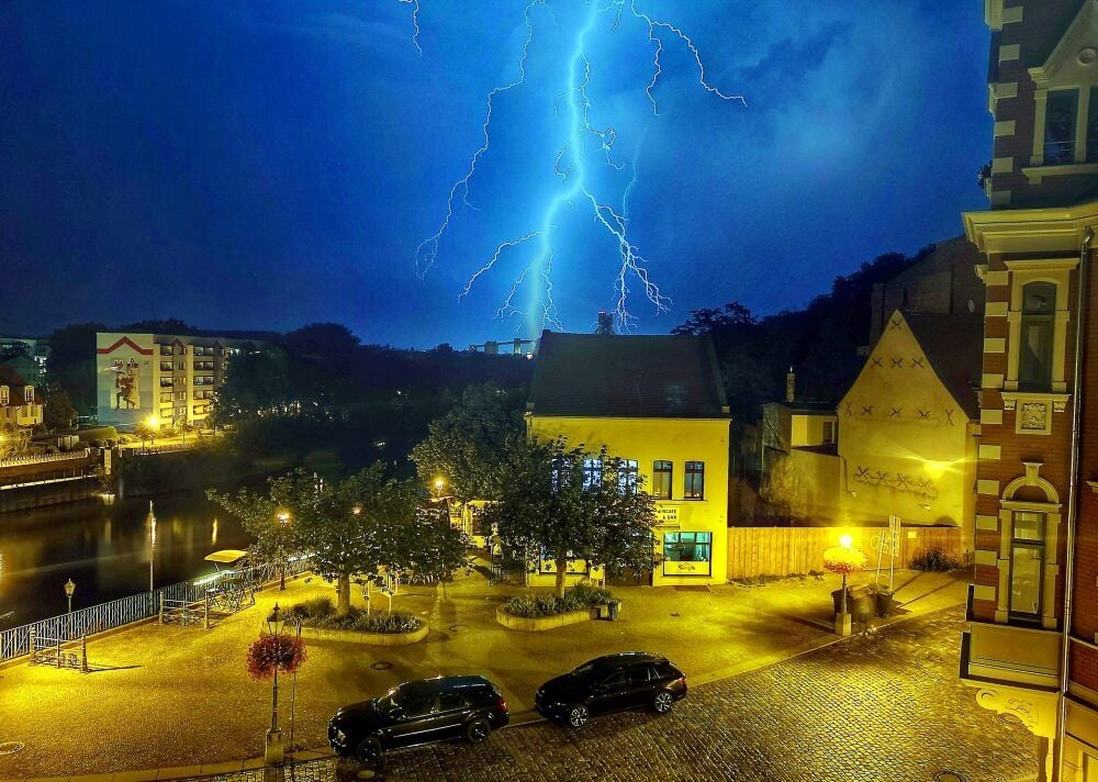 Die eindrucksvollen Blitzgewitter über Bernburg hat Saalplatz-Anwohner Tobias Sambill am Samstagmorgen mit der Kamera eingefangen.